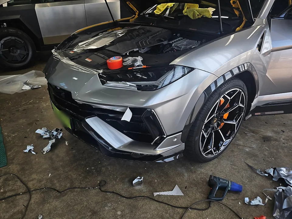 Lamborghini Urus GTシルバーラッピング事例|費用目安・仕上がり 施工写真 4-1
