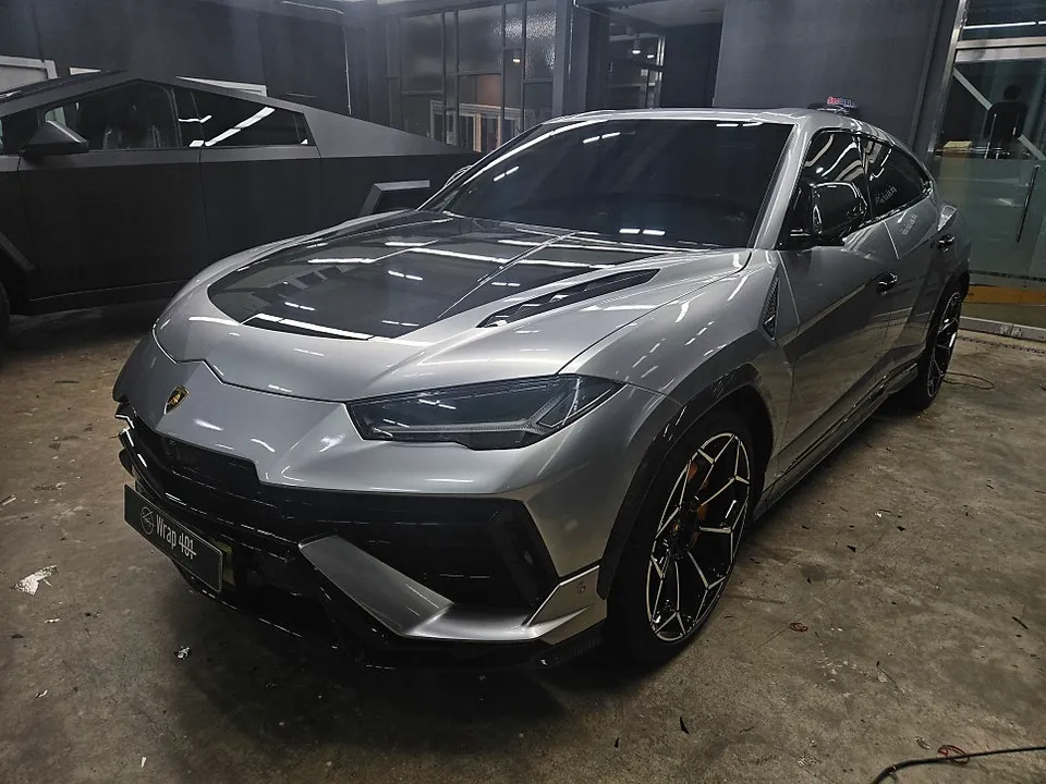 Lamborghini Urus GTシルバーラッピング事例|費用目安・仕上がり 施工写真 3-2