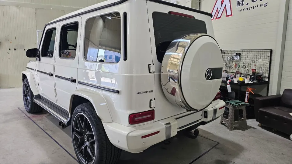 Mercedes-Benz G-Classのカーラッピング事例:クロームパーツのブラックアウト 施工写真 2-1
