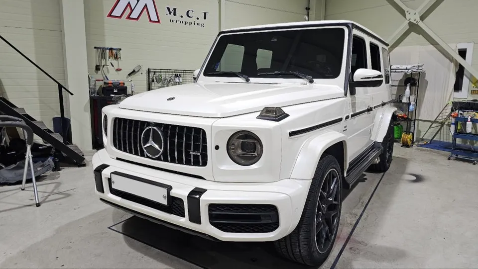 Mercedes-Benz G-Classのカーラッピング事例:クロームパーツのブラックアウト 施工写真 3-2