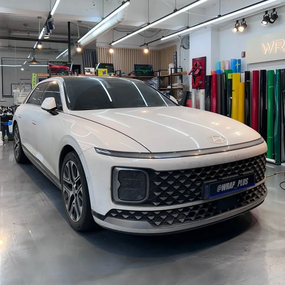 Hyundai Azeraのカーラッピング事例｜サテンブラックの高級感 施工写真 1-1