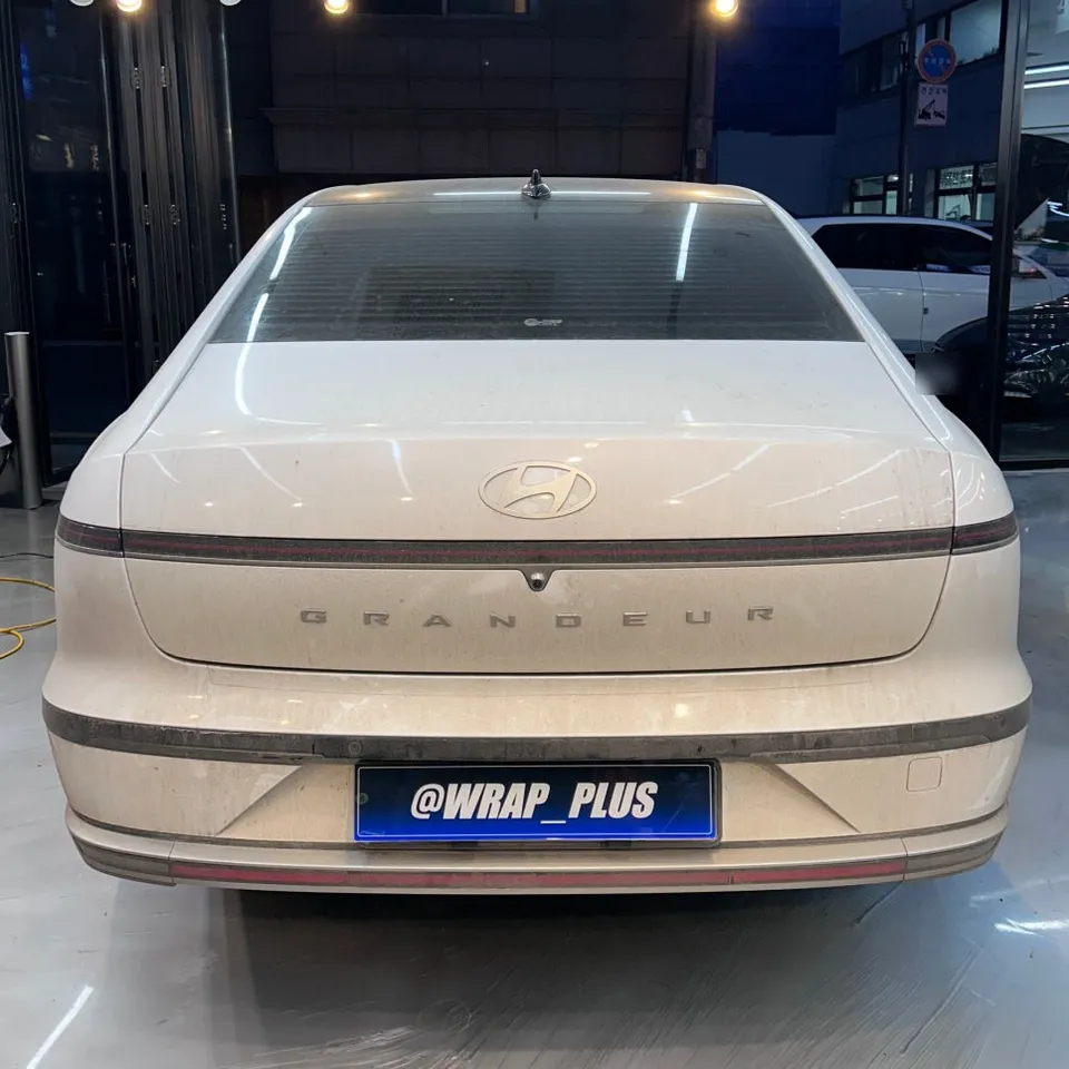 Hyundai Azeraのカーラッピング事例｜サテンブラックの高級感 施工写真 2-1