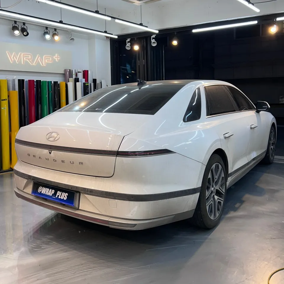 Hyundai Azeraのカーラッピング事例｜サテンブラックの高級感 施工写真 3-1