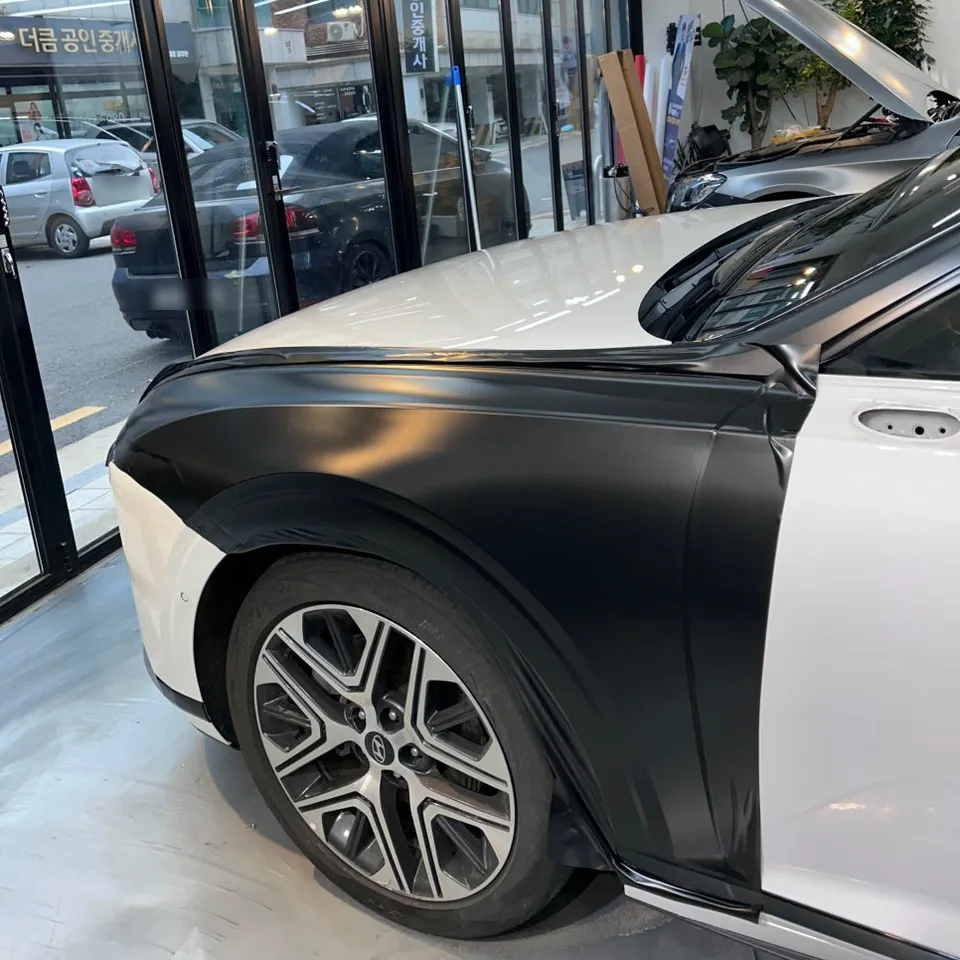 Hyundai Azeraのカーラッピング事例｜サテンブラックの高級感 施工写真 3-2