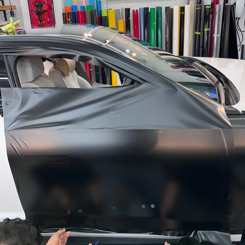 Hyundai Azeraのカーラッピング事例｜サテンブラックの高級感 施工写真 4-2