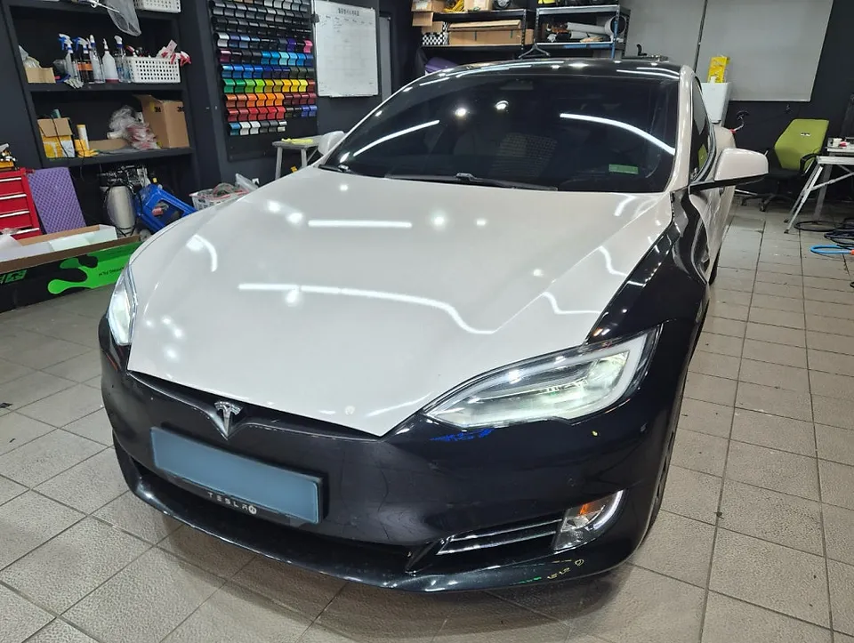 Tesla Model Sのカーラッピング事例|グロスストームグレー 施工写真 2-1