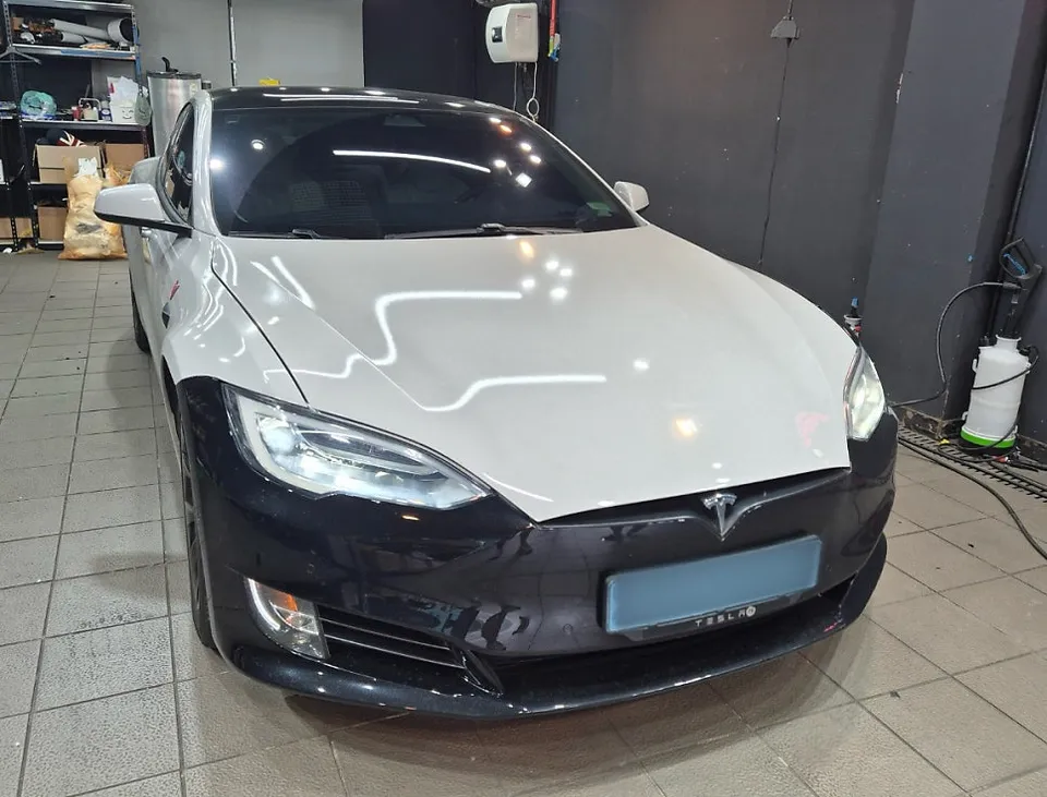 Tesla Model Sのカーラッピング事例|グロスストームグレー 施工写真 3-1