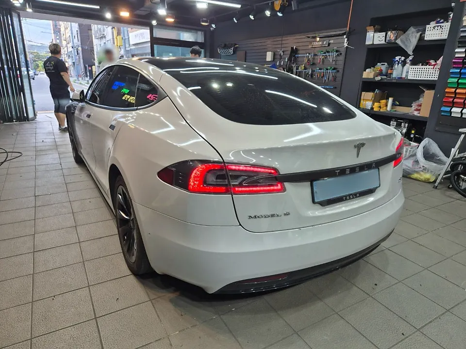 Tesla Model Sのカーラッピング事例|グロスストームグレー 施工写真 1-2
