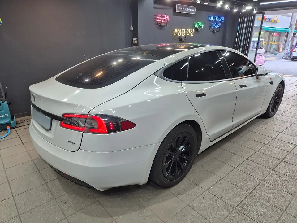 Tesla Model Sのカーラッピング事例|グロスストームグレー 施工写真 2-2