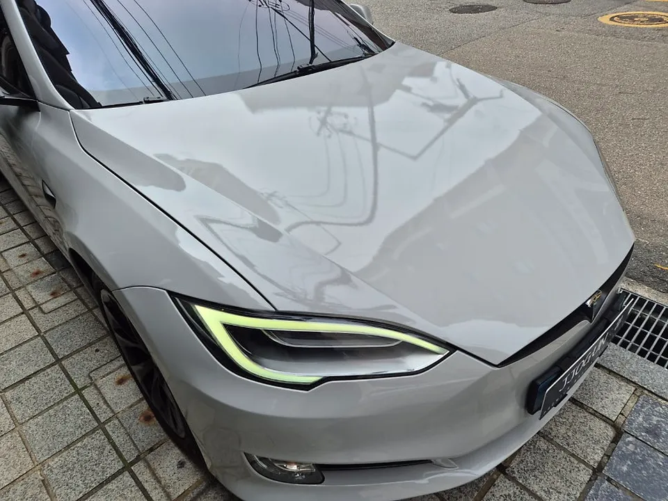 Tesla Model Sのカーラッピング事例|グロスストームグレー 施工写真 3-2