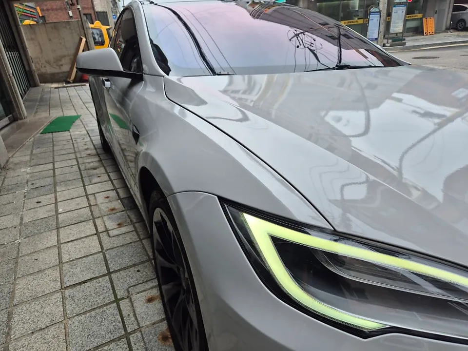 Tesla Model Sのカーラッピング事例|グロスストームグレー 施工写真 1-3