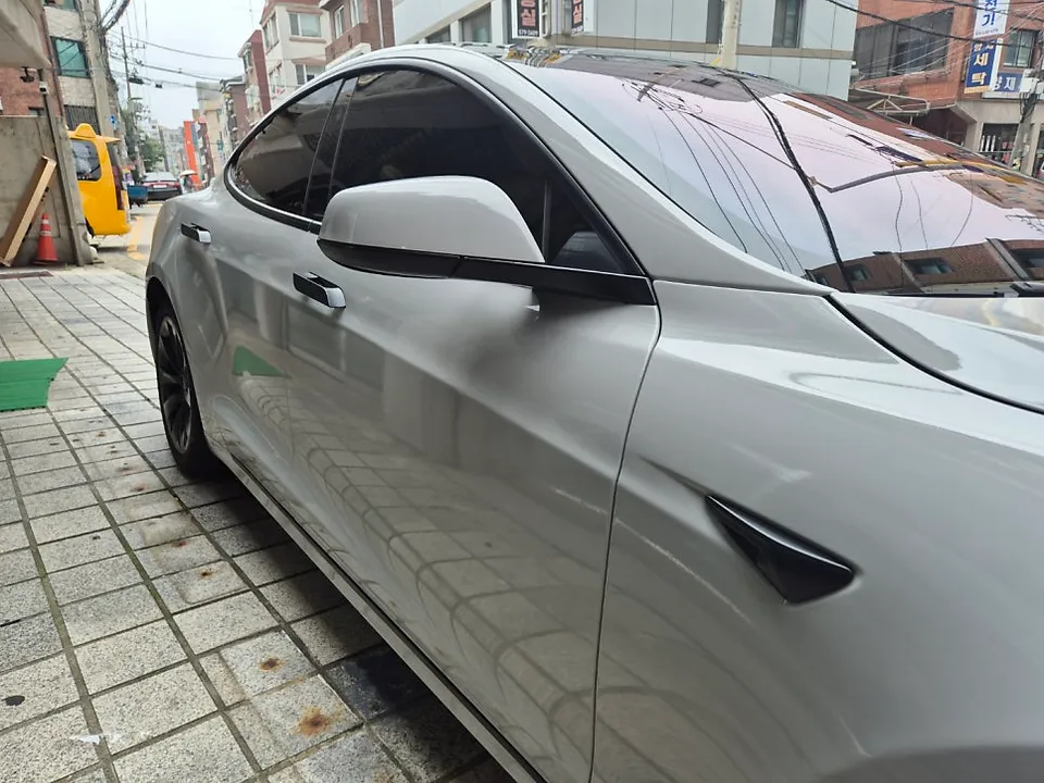 Tesla Model Sのカーラッピング事例|グロスストームグレー 施工写真 2-3