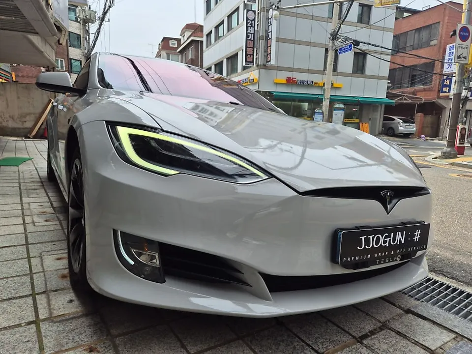 Tesla Model Sのカーラッピング事例|グロスストームグレー 施工写真 3-3