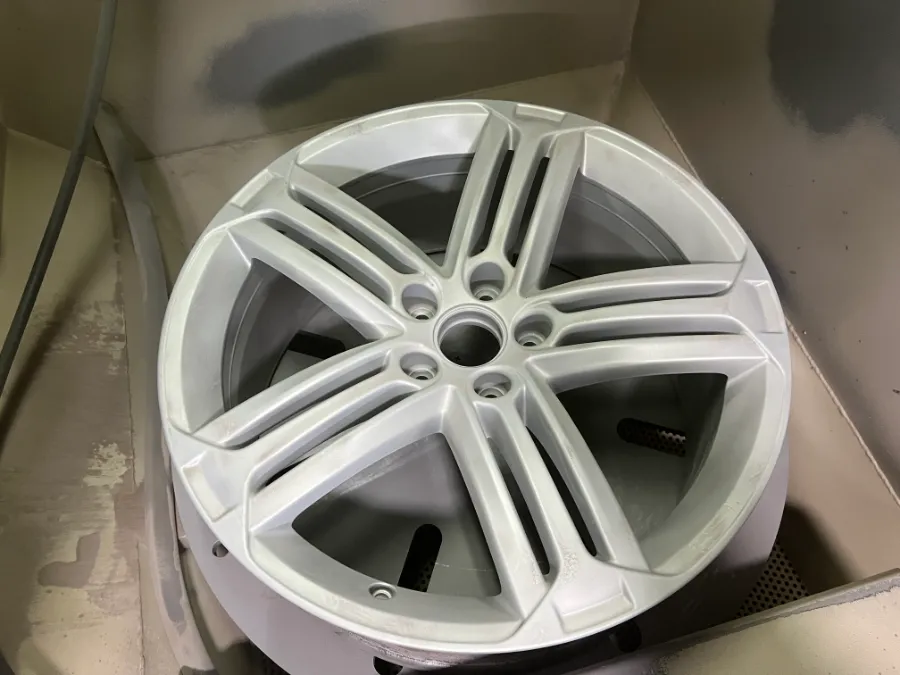 Volkswagen Sciroccoのホイールリペア・塗装事例 施工写真 1-3