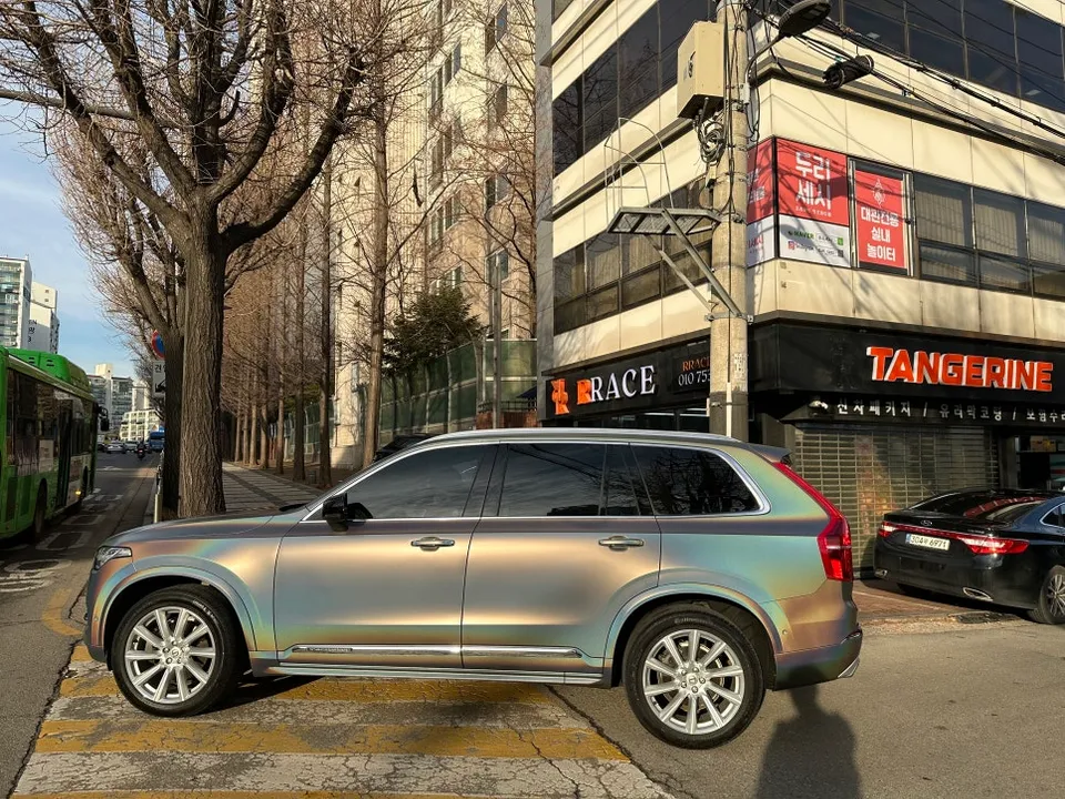 Volvo XC90のカーラッピング事例|3Mサテンサイケデリック 施工写真 2-3