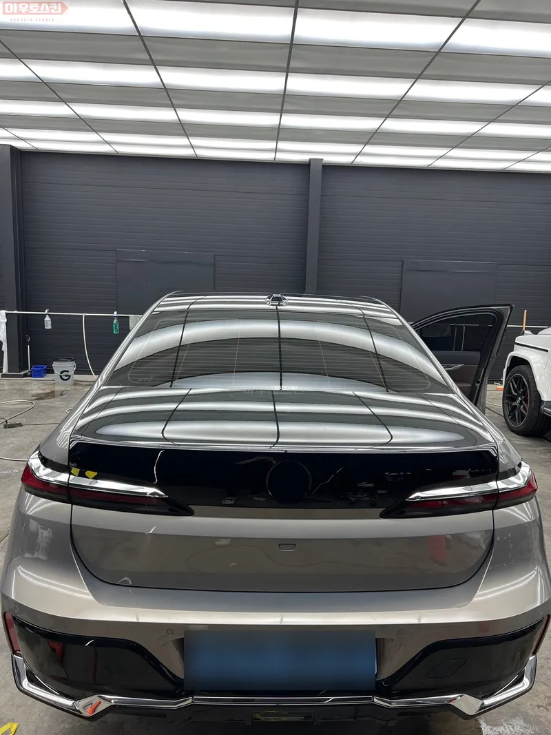 BMW 7 Seriesのカーラッピング事例|費用目安・仕上がり 施工写真 3-1