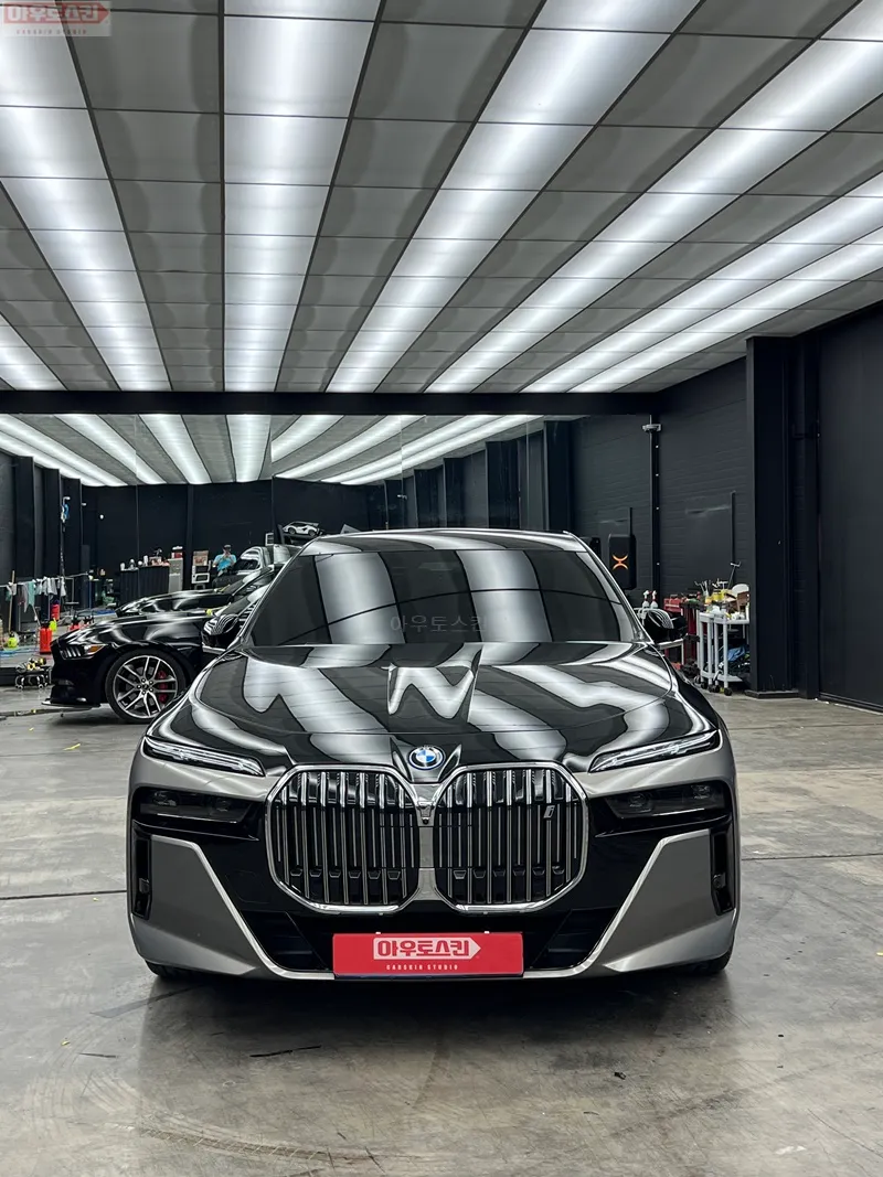 BMW 7 Seriesのカーラッピング事例|費用目安・仕上がり 施工写真 1-2