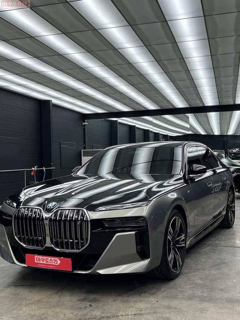 BMW 7 Seriesのカーラッピング事例|費用目安・仕上がり 施工写真 2-2
