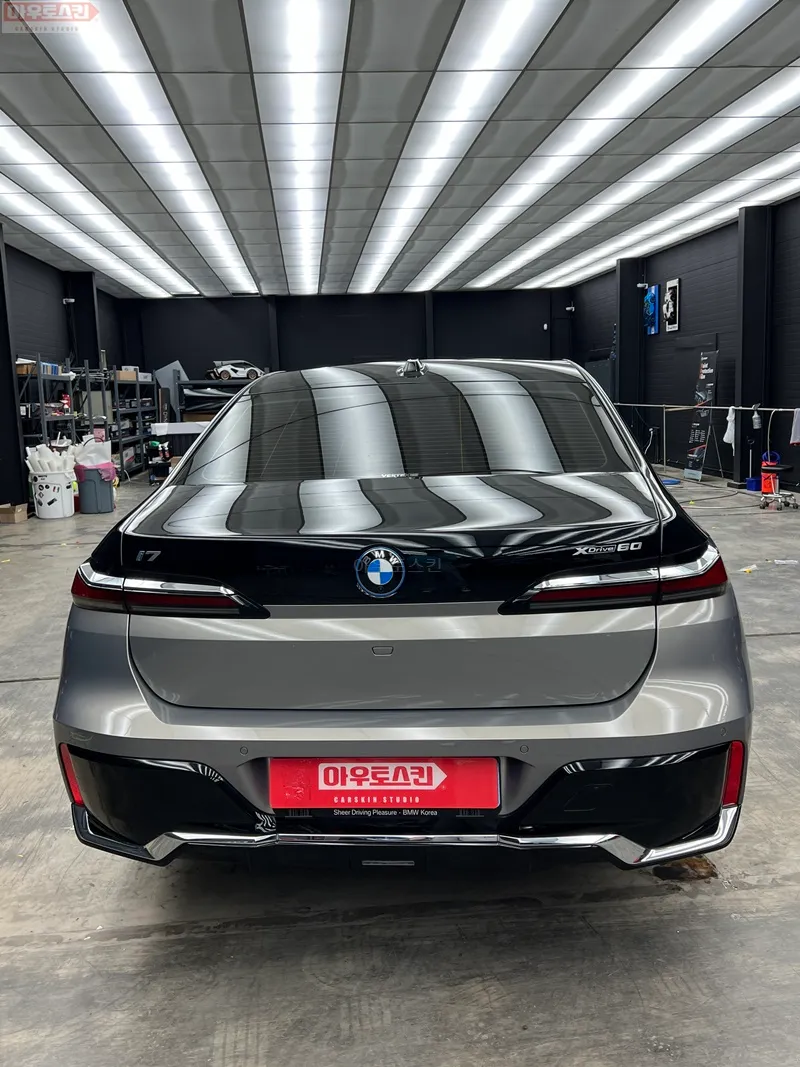 BMW 7 Seriesのカーラッピング事例|費用目安・仕上がり 施工写真 1-3