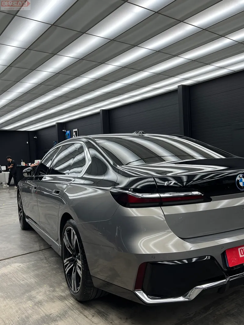 BMW 7 Seriesのカーラッピング事例|費用目安・仕上がり 施工写真 2-3