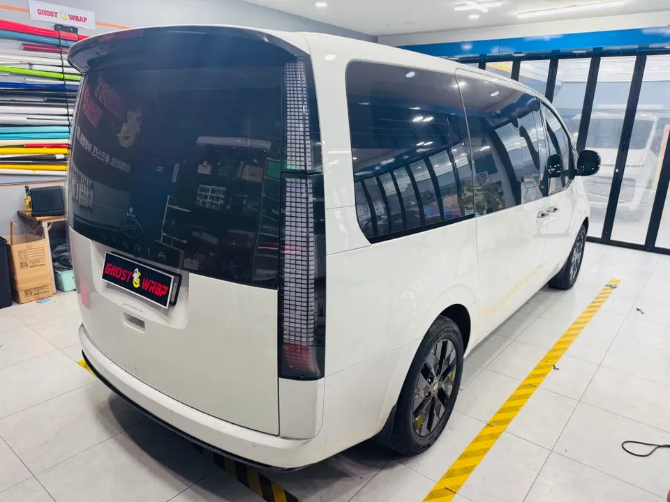Hyundai Stariaのカーラッピング事例 施工写真 6
