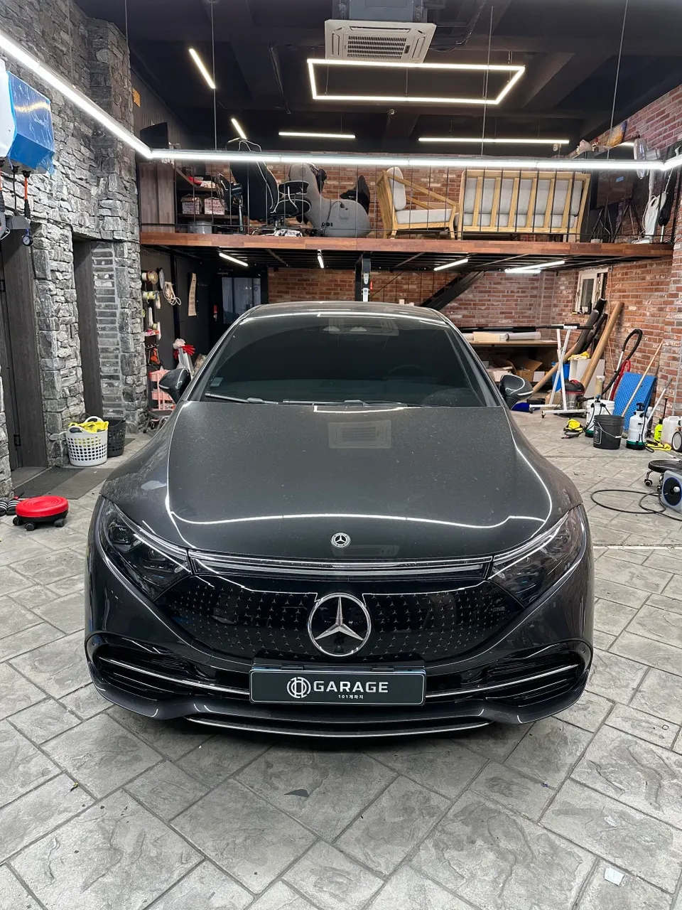 Mercedes-Benz EQS カーラッピング事例:クローム部分の印象チェンジ 施工写真 2-1