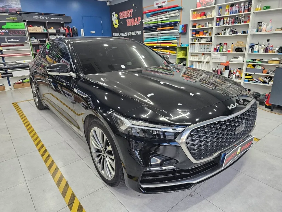 Kia K900のカーラッピング事例:サテンムーンストーンへの変貌 施工写真 2-1