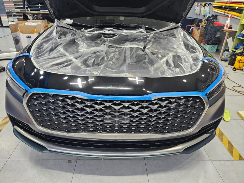 Kia K900のカーラッピング事例:サテンムーンストーンへの変貌 施工写真 3-2