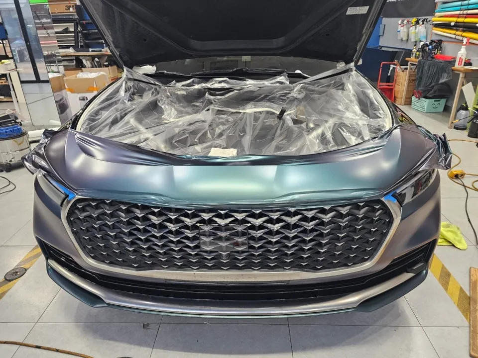 Kia K900のカーラッピング事例:サテンムーンストーンへの変貌 施工写真 4-2