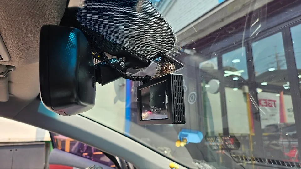 Hyundai Elantraのドラレコ取付事例｜費用目安・仕上がり 施工写真 1-3