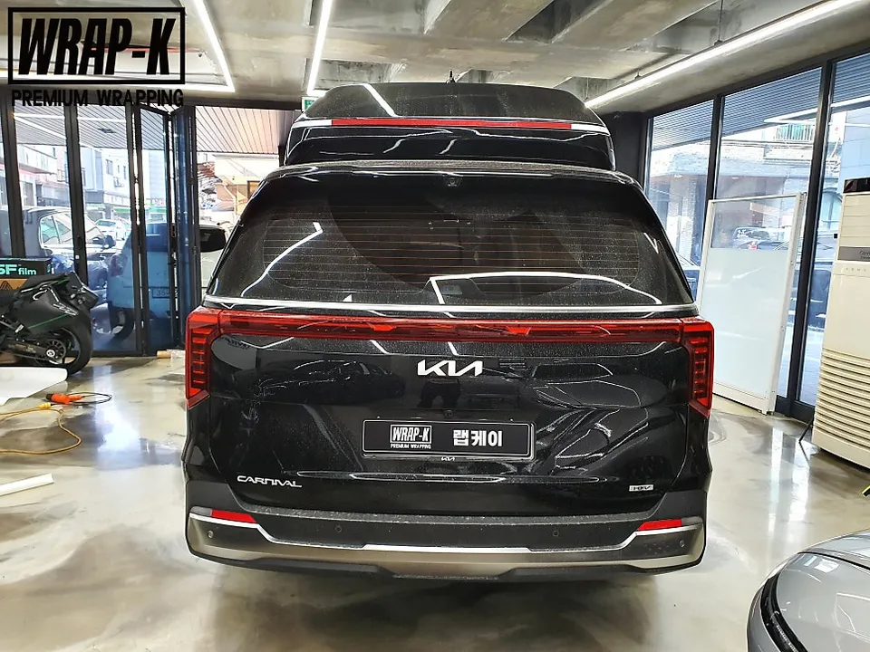 Kia Carnival KA4のカーラッピング事例 施工写真 3-1