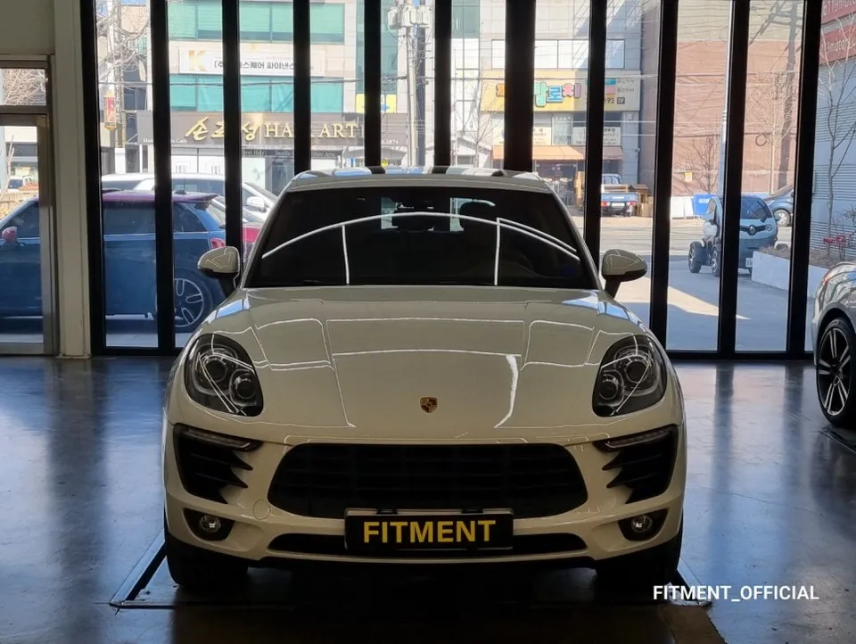 Porsche MacanのAndroid Auto・CarPlay取付事例 施工写真 2