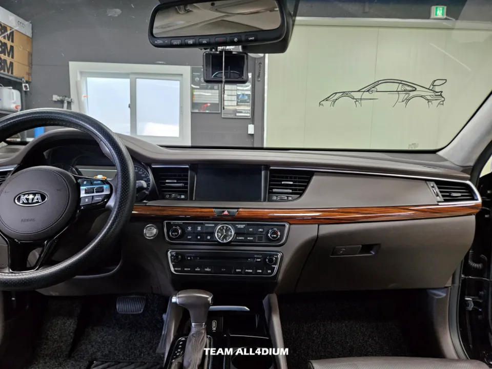 Kia K7のカーラッピング事例｜高級感ある室内へ 施工写真 2-1