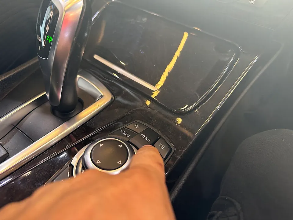 BMW 5 Series F10のAndroid Auto・CarPlay取付事例 施工写真 2