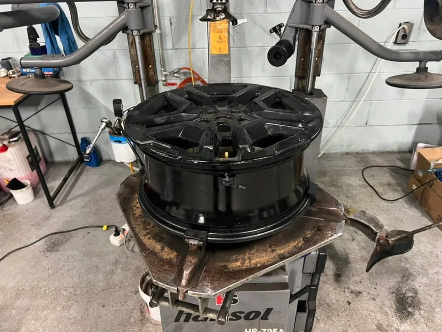 Kia Sorento MQ4 wheel repair - Kia Sorento MQ4 Wheel Repair Review - Black Wheels Restored photo 4