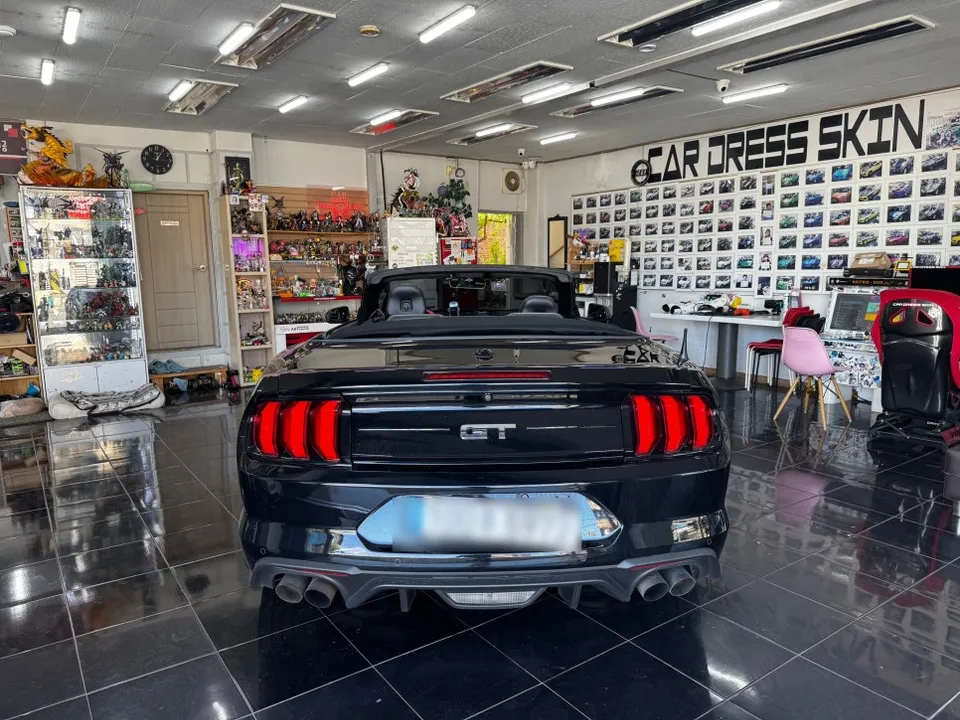 Ford Mustang Convertibleのカーラッピング事例|費用目安・仕上がり 施工写真 3-1