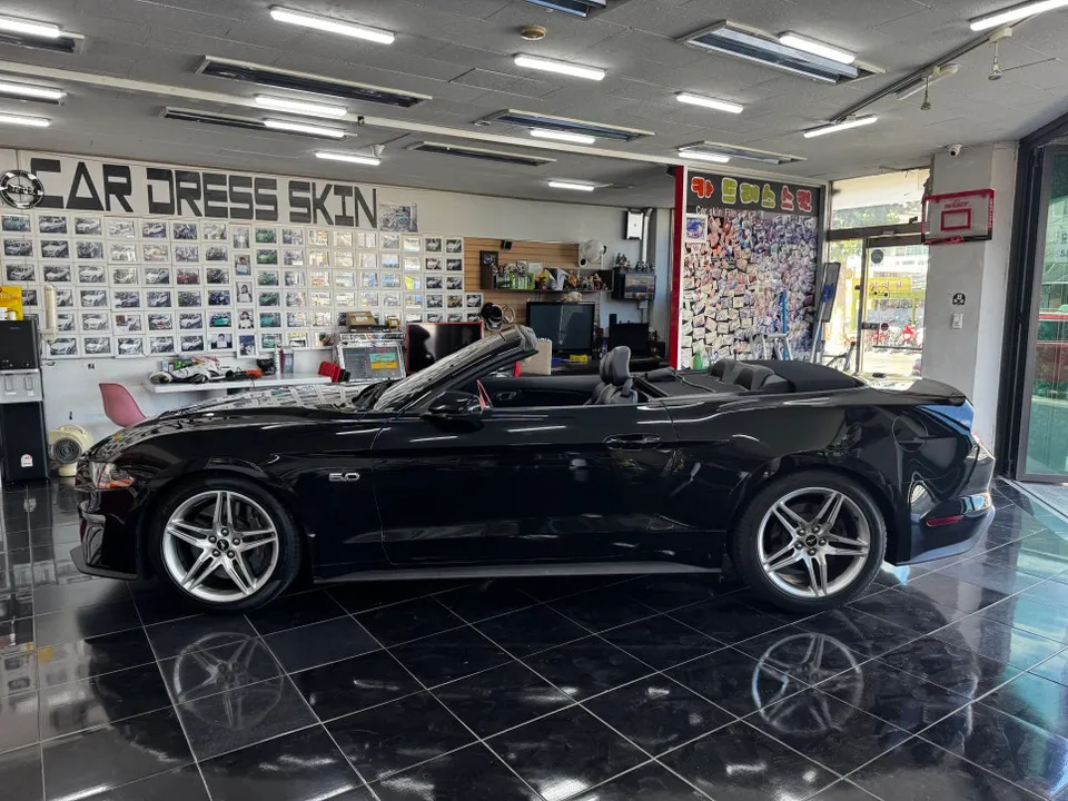 Ford Mustang Convertibleのカーラッピング事例|費用目安・仕上がり 施工写真 1-2
