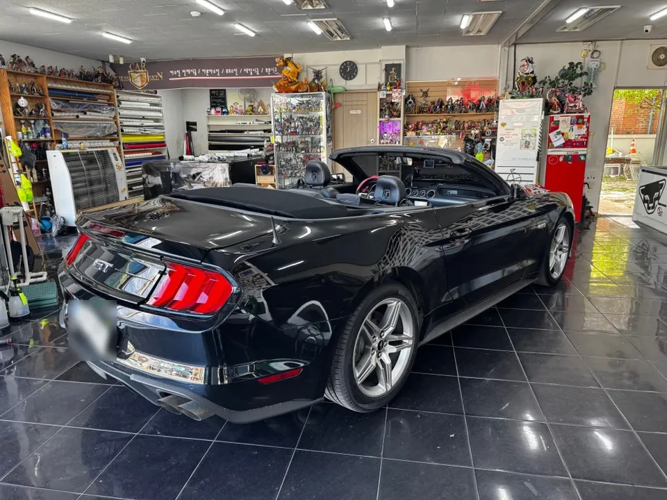 Ford Mustang Convertibleのカーラッピング事例|費用目安・仕上がり 施工写真 2-2