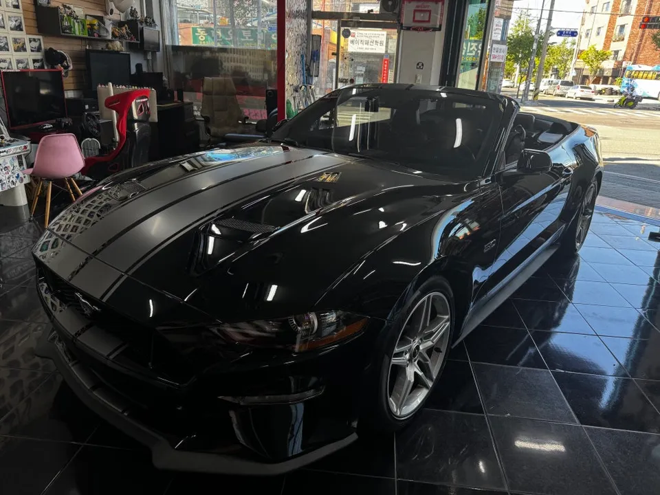 Ford Mustang Convertibleのカーラッピング事例|費用目安・仕上がり 施工写真 3-2