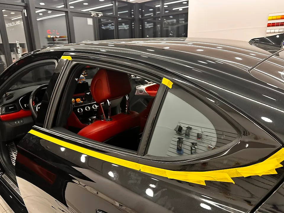Genesis G70のカーラッピング事例：クロームパーツの変貌 施工写真 2-2