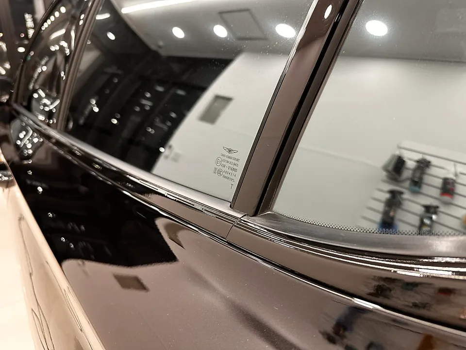Genesis G70のカーラッピング事例：クロームパーツの変貌 施工写真 3-3