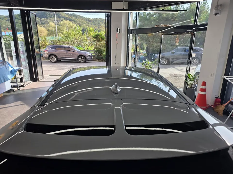 Kia EV6 vinyl wrap - Kia EV6 Vinyl Wrap Review: Black Roof & Spoiler Upgrade photo 3