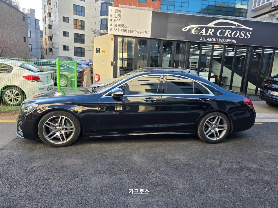 メルセデス・ベンツ Sクラス W222のカーラッピング事例|費用目安・仕上がり 施工写真 2-1