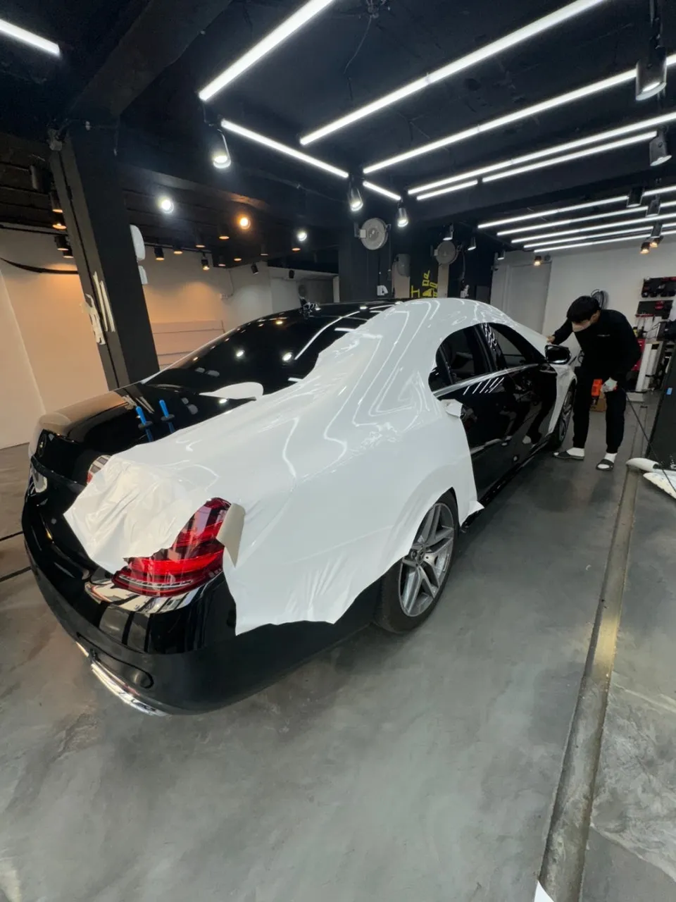 メルセデス・ベンツ Sクラス W222のカーラッピング事例|費用目安・仕上がり 施工写真 1-2
