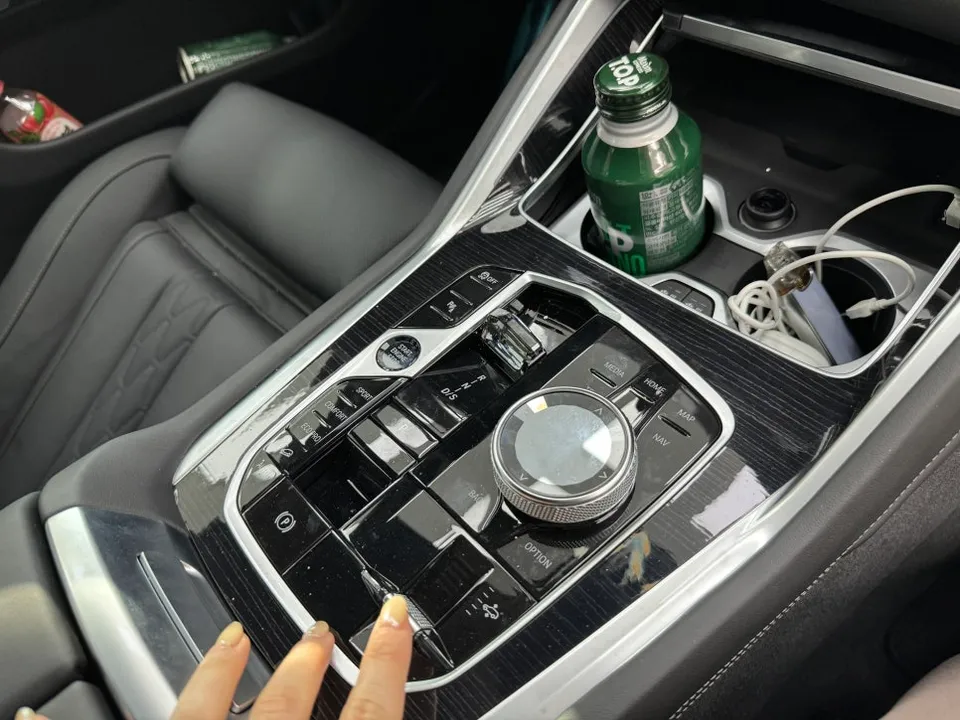 BMW X6の室内PPF施工事例｜傷・指紋対策 施工写真 3-1