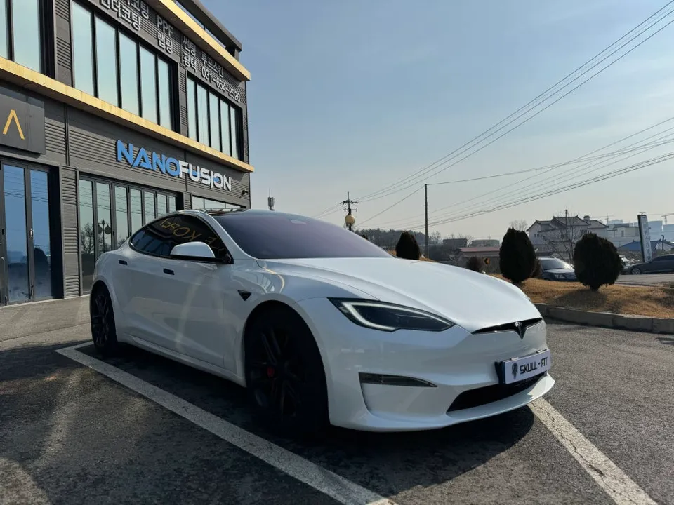 Tesla Teslaのガラスコーティング事例 施工写真 1-1