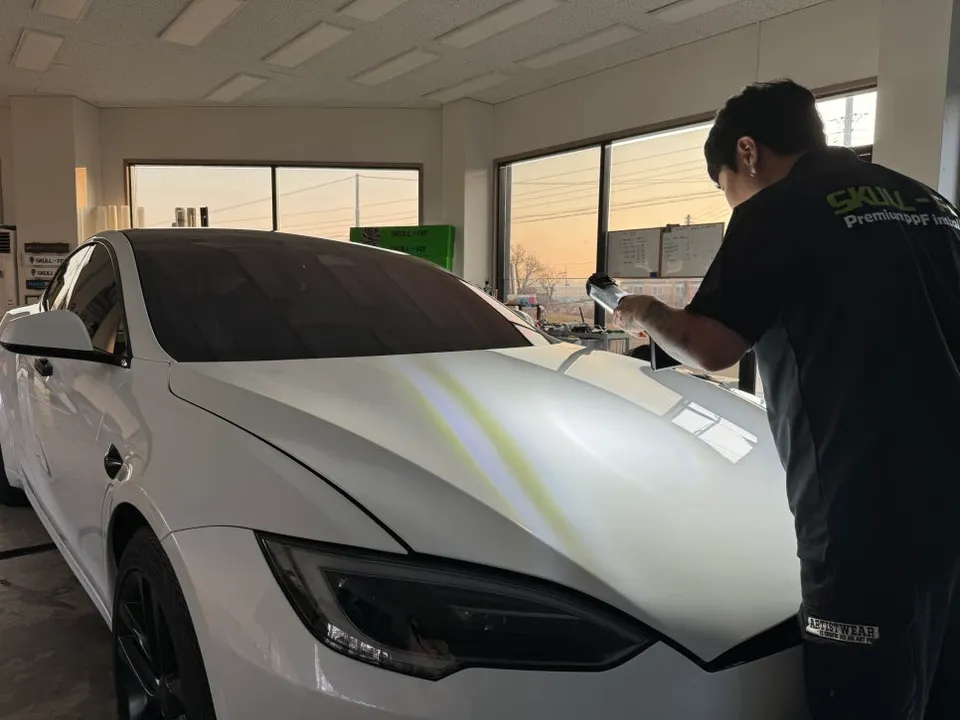 Tesla Teslaのガラスコーティング事例 施工写真 1-2