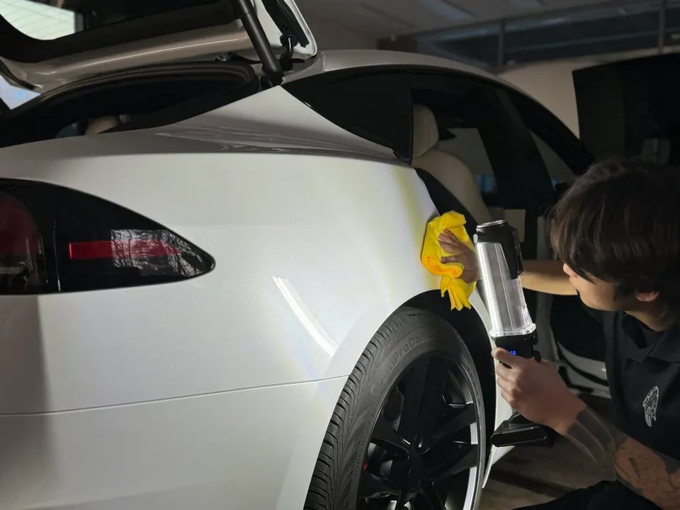 Tesla Teslaのガラスコーティング事例 施工写真 1-3