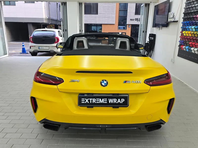 BMW Z4のカーラッピング事例｜キャンディブルーの再施工 施工写真 2-1