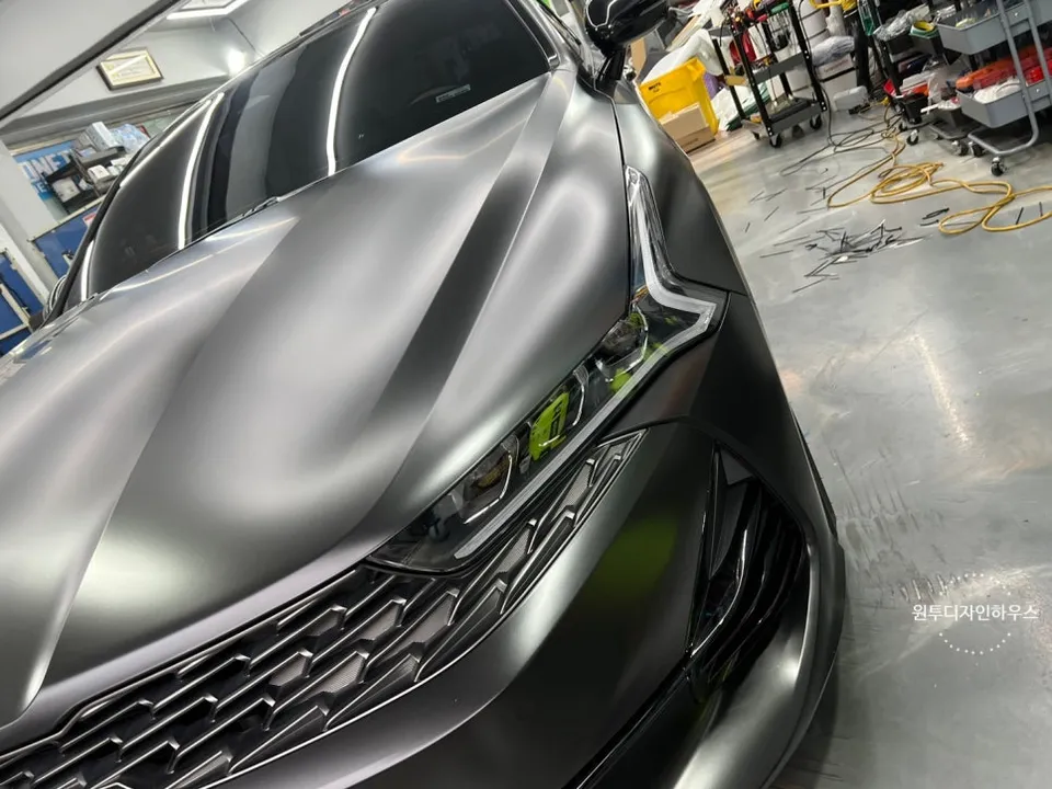 Kia K5のカーラッピング事例|サテンブラックの質感変化 施工写真 3-1